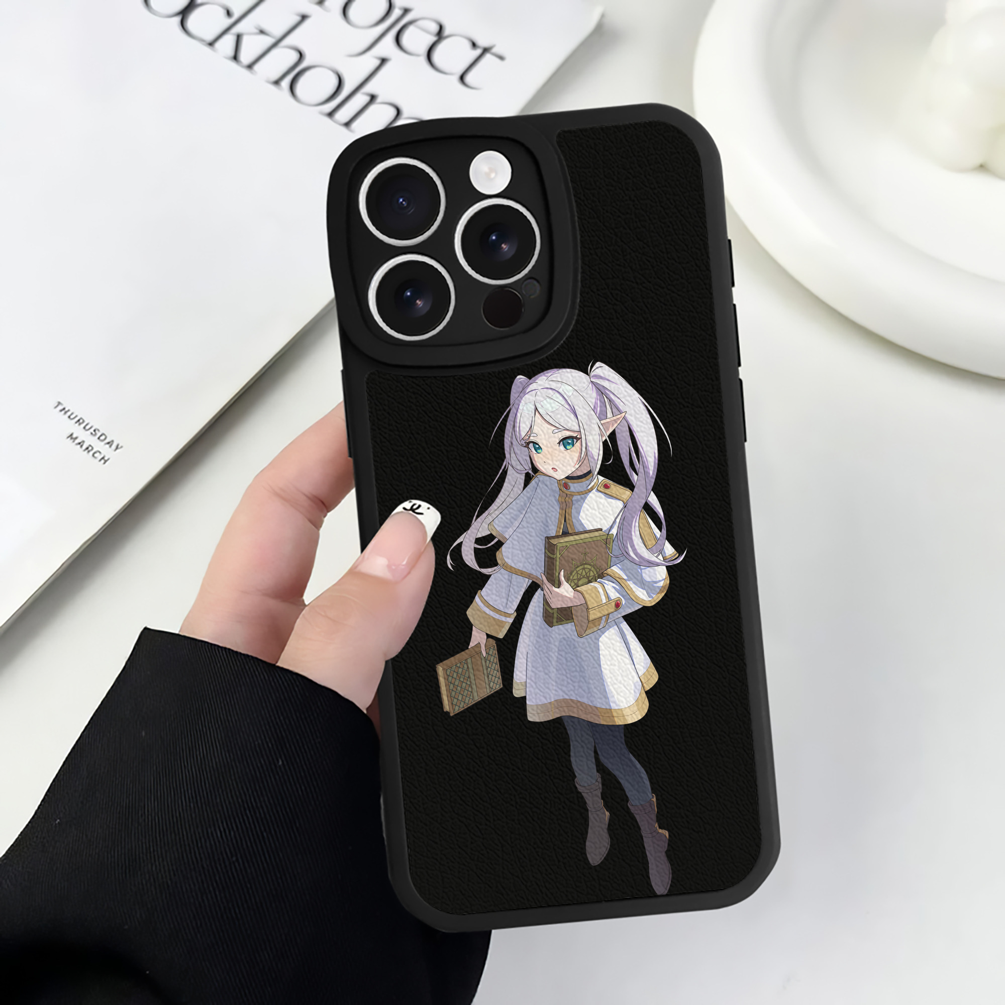 （画像用） 葬送のフリーレン Frieren 【iPhone 16シリーズ対応】シリコンスマホケース（レザー調） 材質：シリコン